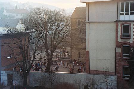 Der Alte Turm in Dudweiler. Schulhof der Turmschule kurz vor Schulbeginn. Februar 2003.
