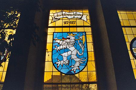 Mittleres Fenster im Rathaus von Dudweiler. Historisches Wappen von Dudweiler.