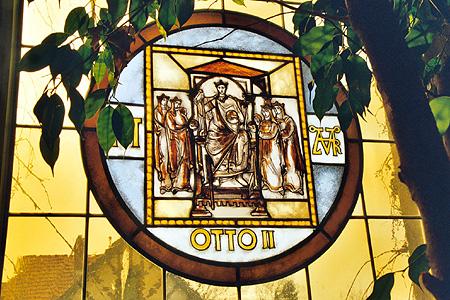 Das linke Glasfenster im Treppenhaus des Rathauses von Dudweiler. Kaiser Otto II. .